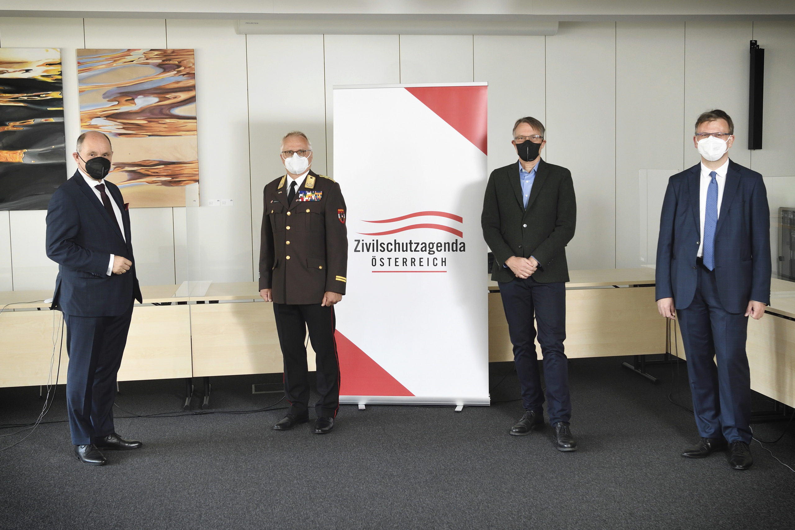 Gruppenfoto mit Nationalratspräsident Wolfgang Sobotka (ÖVP) (links)